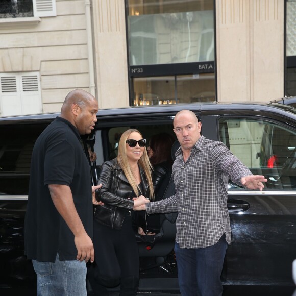 Mariah Carey déclenche une émeute de fans à Paris le 20 avril 2016. La diva quitte l'hôtel Plaza Athénée pour se rendre chez le créateur Azzedine Alaïa. A sa descente de voiture, les fans surexcités finissent par se battre pour obtenir un selfie avec elle. © Cyril Moreau / Bestimage