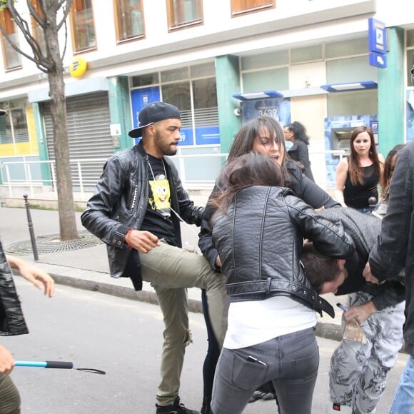 Mariah Carey déclenche une émeute de fans à Paris le 20 avril 2016. La diva quitte l'hôtel Plaza Athénée pour se rendre chez le créateur Azzedine Alaïa. A sa descente de voiture, les fans surexcités finissent par se battre pour obtenir un selfie avec elle. © Cyril Moreau / Bestimage