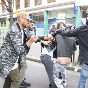 Mariah Carey déclenche une émeute de fans à Paris le 20 avril 2016. La diva quitte l'hôtel Plaza Athénée pour se rendre chez le créateur Azzedine Alaïa. A sa descente de voiture, les fans surexcités finissent par se battre pour obtenir un selfie avec elle. © Cyril Moreau / Bestimage