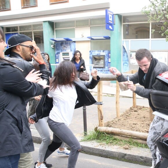 Mariah Carey déclenche une émeute de fans à Paris le 20 avril 2016. La diva quitte l'hôtel Plaza Athénée pour se rendre chez le créateur Azzedine Alaïa. A sa descente de voiture, les fans surexcités finissent par se battre pour obtenir un selfie avec elle. © Cyril Moreau / Bestimage