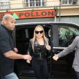 Mariah Carey déclenche une émeute de fans à Paris le 20 avril 2016. La diva quitte l'hôtel Plaza Athénée pour se rendre chez le créateur Azzedine Alaïa. A sa descente de voiture, les fans surexcités finissent par se battre pour obtenir un selfie avec elle. © Cyril Moreau / Bestimage