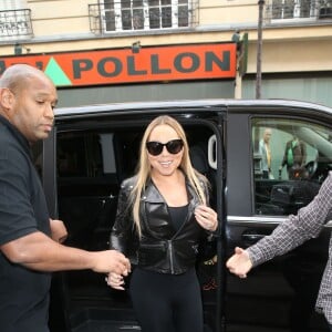 Mariah Carey déclenche une émeute de fans à Paris le 20 avril 2016. La diva quitte l'hôtel Plaza Athénée pour se rendre chez le créateur Azzedine Alaïa. A sa descente de voiture, les fans surexcités finissent par se battre pour obtenir un selfie avec elle. © Cyril Moreau / Bestimage