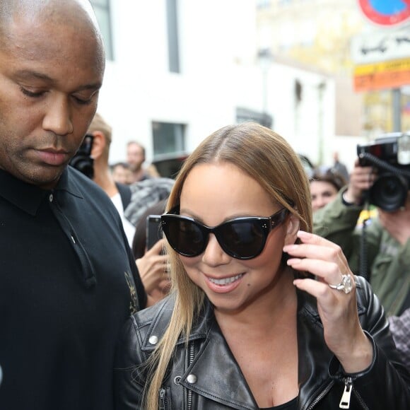 Mariah Carey déclenche une émeute de fans à Paris le 20 avril 2016. La diva quitte l'hôtel Plaza Athénée pour se rendre chez le créateur Azzedine Alaïa. A sa descente de voiture, les fans surexcités finissent par se battre pour obtenir un selfie avec elle. © Cyril Moreau / Bestimage