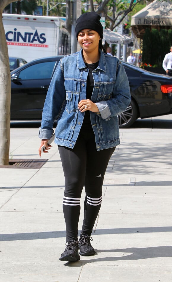 Blac Chyna et son fiancé Rob Kardashian achètent de la nourriture à emporter à la sortie de chez le coiffeur. Blac montre fièrement sa bague de fiançailles XXL aux photographes! Le 12 avril 2016