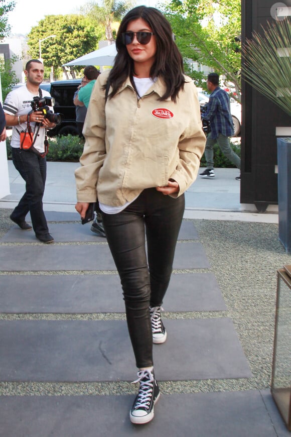 Kylie Jenner fait du shopping dans les rues de Beverly Hills, le 12 avril 2016