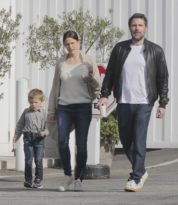 Ben Affleck, Jennifer Garner et leur fils Samuel sont allés prendre le petit déjeuner au Brentwood Country Mart à Brentwood, le 22 avril 2016.