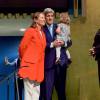 John Kerry, sa petite fille Isabelle (2 ans) et Ségolène Royal sur la scène lors de la conférence sur le Paris Climate Agreement aux Nations-Unies à New York, le 22 avril 2016.