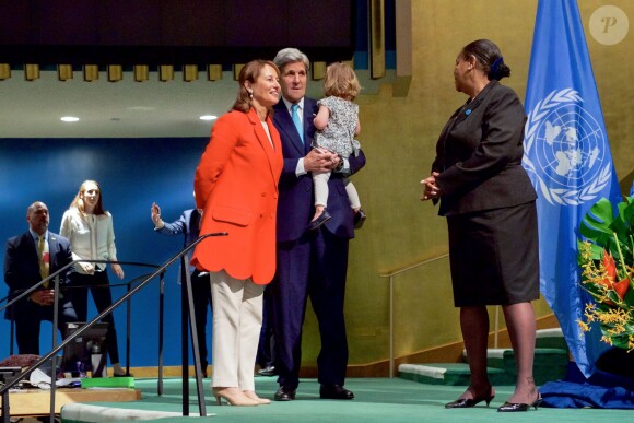 John Kerry, sa petite fille Isabelle (2 ans) et Ségolène Royal sur la scène lors de la conférence sur le Paris Climate Agreement aux Nations-Unies à New York, le 22 avril 2016.
