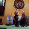 John Kerry, sa petite fille Isabelle (2 ans) et Ségolène Royal sur la scène lors de la conférence sur le Paris Climate Agreement aux Nations-Unies à New York, le 22 avril 2016. F