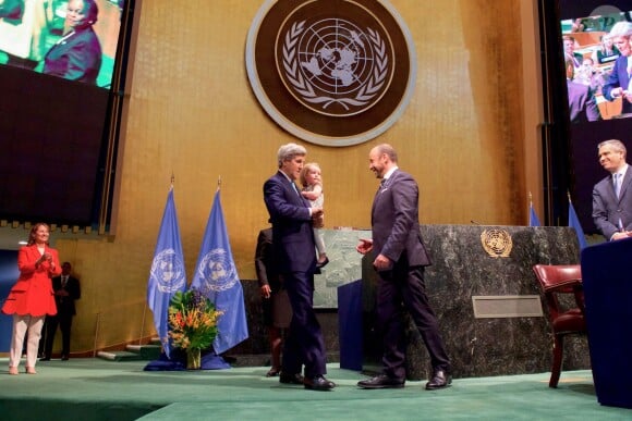 John Kerry, sa petite fille Isabelle (2 ans) et Ségolène Royal sur la scène lors de la conférence sur le Paris Climate Agreement aux Nations-Unies à New York, le 22 avril 2016. F