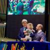 John Kerry et sa petite fille Isabelle (2 ans) sur la scène lors de la conférence sur le Paris Climate Agreement aux Nations-Unies à New York, le 22 avril 2016.