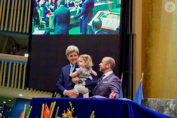 John Kerry et sa petite fille Isabelle (2 ans) sur la scène lors de la conférence sur le Paris Climate Agreement aux Nations-Unies à New York, le 22 avril 2016.