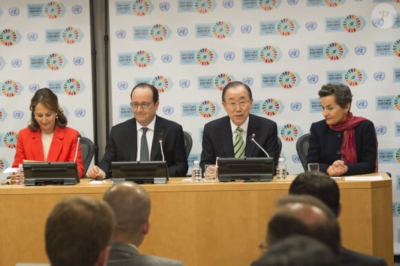 Ségolène Royal, François Hollande, Ban Ki Moon, Christiana Figueres - François Hollande et Ban Ki Moon lors de la conférence sur le "Paris Climate Agreement" aux Nations-Unies à New York, le 22 avril 2016.