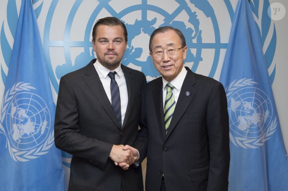 Leonardo DiCaprio et Ban Ki Moon lors de la conférence sur le "Paris Climate Agreement" aux Nations-Unies à New York, le 22 avril 2016.