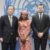 Leonardo DiCaprio et Ban Ki Moon posent avec Hindou Oumarou Ibrahim, coordinatrice de l'association des femmes peules autochtones du Tchad, et Gertrude Clement (UNICEF) lors de la conférence sur le "Paris Climate Agreement" aux Nations-Unies à New York, le 22 avril 2016.
