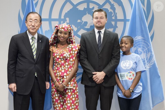 Leonardo DiCaprio et Ban Ki Moon posent avec Hindou Oumarou Ibrahim, coordinatrice de l'association des femmes peules autochtones du Tchad, et Gertrude Clement (UNICEF) lors de la conférence sur le "Paris Climate Agreement" aux Nations-Unies à New York, le 22 avril 2016.