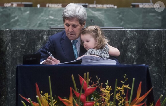 John Kerry signe l'accord sur le climat avec sa petite fille de deux ans, Isabelle lors de la conférence sur le Paris Climate Agreement aux Nations-Unies à New York, le 22 avril 2016.