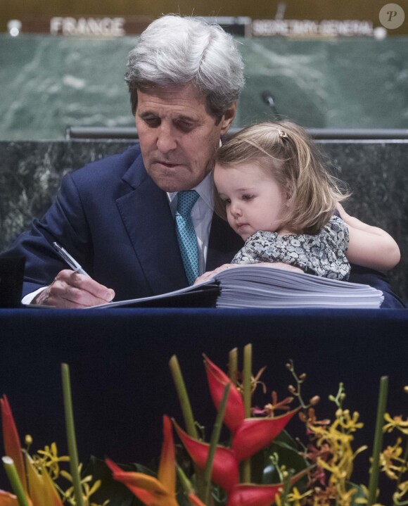 John Kerry signe l'accord sur le climat avec sa petite fille de deux ans, Isabelle lors de la conférence sur le Paris Climate Agreement aux Nations-Unies à New York, le 22 avril 2016.