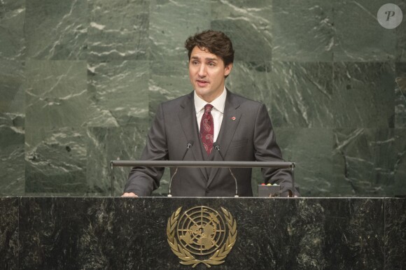 Le premier ministre canadien Justin Trudeau signe l'accord sur le climat lors de la conférence sur le Paris Climate Agreement aux Nations-Unies à New York, le 22 avril 2016.