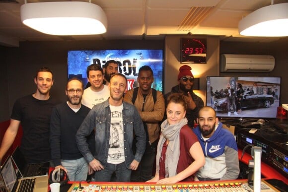 L'équipe de l'émission Radio Libre (sans Momo) et les rappeurs Black M et Gradur.