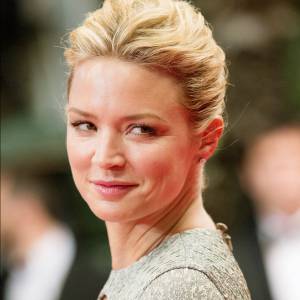 Virginie Efira (bijoux Montblanc boucles d'oreille Première Rencontre, des bracelets et des bagues 4810 full pavé en or blanc et diamants) - Montée des marches du film "Marguerite & Julien" lors du 68e Festival International du Film de Cannes, le 19 mai 2015.