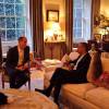 Le prince William discutant avec Barack Obama, le 22 avril 2016 dans l'appartement 1A du palais de Kensington. Photo : Twitter @KensingtonRoyal