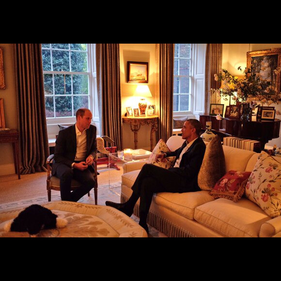 Le prince William discutant avec Barack Obama, le 22 avril 2016 dans l'appartement 1A du palais de Kensington. Photo : Twitter @KensingtonRoyal