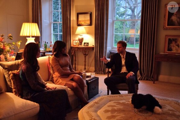 La duchesse Catherine de Cambridge et le prince Harry avec Michelle Obama le 22 avril 2016 dans l'appartement 1A du palais de Kensington. Photo : Twitter @KensingtonRoyal