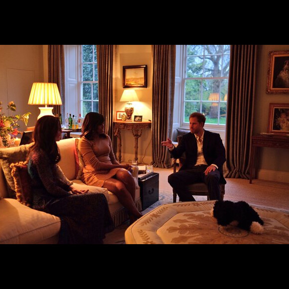 La duchesse Catherine de Cambridge et le prince Harry avec Michelle Obama le 22 avril 2016 dans l'appartement 1A du palais de Kensington. Photo : Twitter @KensingtonRoyal