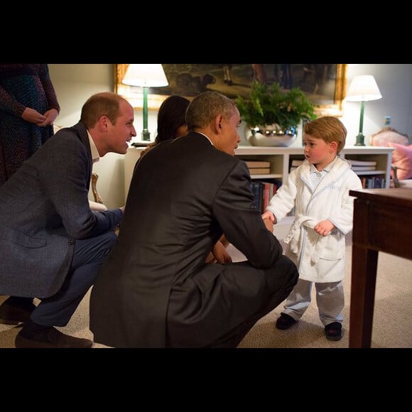 Le prince George de Cambridge a eu le droit d'aller se coucher 15 minutes plus tard que d'habitude pour saluer le président Barack Obama, le 22 avril 2016 chez lui au palais de Kensington. Photo : Twitter @KensingtonRoyal