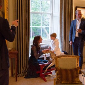 Le prince George de Cambridge a eu le droit d'aller se coucher 15 minutes plus tard que d'habitude pour rencontrer le président Barack Obama et lui montrer comment il fait du cheval à bascule qu'il lui a offert, le 22 avril 2016 chez lui au palais de Kensington. Photo : Twitter @KensingtonRoyal