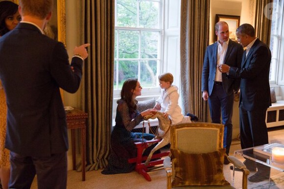 Le prince George de Cambridge a eu le droit d'aller se coucher 15 minutes plus tard que d'habitude pour rencontrer le président Barack Obama et lui montrer comment il fait du cheval à bascule qu'il lui a offert, le 22 avril 2016 chez lui au palais de Kensington. Photo : Twitter @KensingtonRoyal