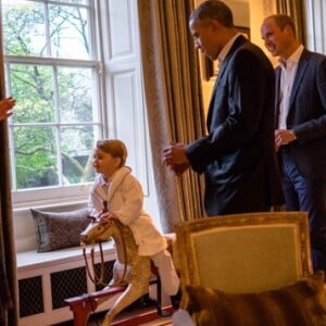 Le prince George de Cambridge a eu le droit d'aller se coucher 15 minutes plus tard que d'habitude pour saluer le président Barack Obama, le 22 avril 2016 chez lui au palais de Kensington, et lui montrer comment il fait du cheval à bascule qu'il lui a offert. Photo : Twitter @KensingtonRoyal