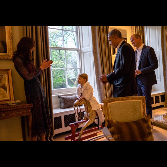 Le prince George de Cambridge a eu le droit d'aller se coucher 15 minutes plus tard que d'habitude pour saluer le président Barack Obama, le 22 avril 2016 chez lui au palais de Kensington, et lui montrer comment il fait du cheval à bascule qu'il lui a offert. Photo : Twitter @KensingtonRoyal
