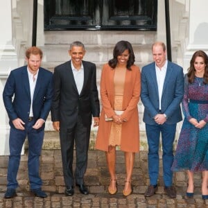 Le duc et la duchesse de Cambridge et le prince Harry accueillaient le 22 avril 2016 chez eux, au palais de Kensington, le président Barack Obama et sa femme Michelle pour un dîner privé. L'occasion pour le chef d'Etat américain de rencontrer le prince George de Cambridge.