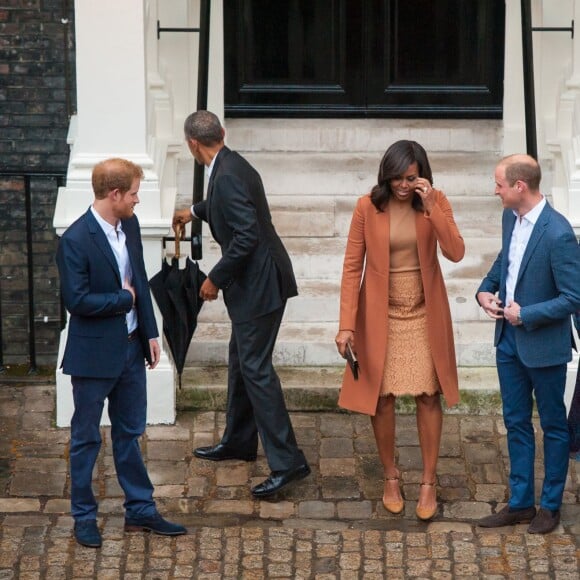 Le duc et la duchesse de Cambridge et le prince Harry accueillaient le 22 avril 2016 chez eux, au palais de Kensington, le président Barack Obama et sa femme Michelle pour un dîner privé. L'occasion pour le chef d'Etat américain de rencontrer le prince George de Cambridge.