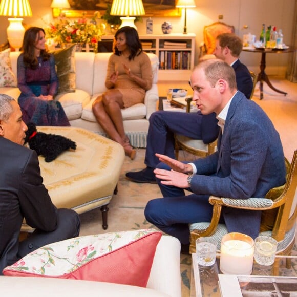 Le duc et la duchesse de Cambridge et le prince Harry accueillaient le 22 avril 2016 chez eux, au palais de Kensington, le président Barack Obama et sa femme Michelle pour un dîner privé. L'occasion pour le chef d'Etat américain de rencontrer le prince George de Cambridge.