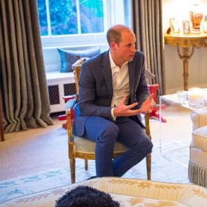 Le prince William et Barack Obama en pleine conversation. Le duc et la duchesse de Cambridge et le prince Harry accueillaient le 22 avril 2016 chez eux, au palais de Kensington, le président Barack Obama et sa femme Michelle pour un dîner privé. L'occasion pour le chef d'Etat américain de rencontrer le prince George de Cambridge.