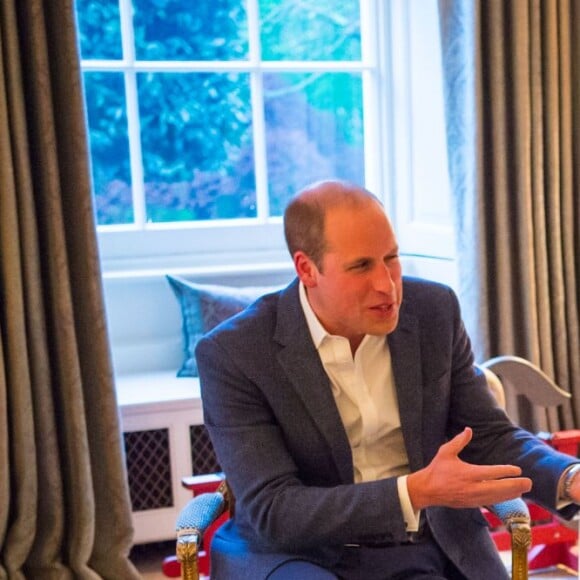 Le prince William et Barack Obama en pleine conversation. Le duc et la duchesse de Cambridge et le prince Harry accueillaient le 22 avril 2016 chez eux, au palais de Kensington, le président Barack Obama et sa femme Michelle pour un dîner privé. L'occasion pour le chef d'Etat américain de rencontrer le prince George de Cambridge.