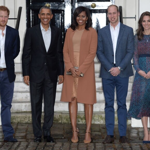 Le duc et la duchesse de Cambridge et le prince Harry accueillaient le 22 avril 2016 chez eux, au palais de Kensington, le président Barack Obama et sa femme Michelle pour un dîner privé. L'occasion pour le chef d'Etat américain de rencontrer le prince George de Cambridge.