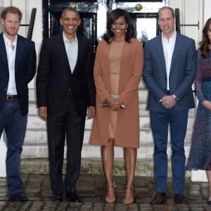 Le duc et la duchesse de Cambridge et le prince Harry accueillaient le 22 avril 2016 chez eux, au palais de Kensington, le président Barack Obama et sa femme Michelle pour un dîner privé. L'occasion pour le chef d'Etat américain de rencontrer le prince George de Cambridge.