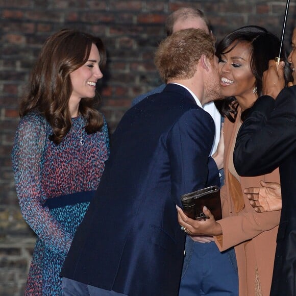 Le duc et la duchesse de Cambridge et le prince Harry accueillaient le 22 avril 2016 chez eux, au palais de Kensington, le président Barack Obama et sa femme Michelle pour un dîner privé. L'occasion pour le chef d'Etat américain de rencontrer le prince George de Cambridge.