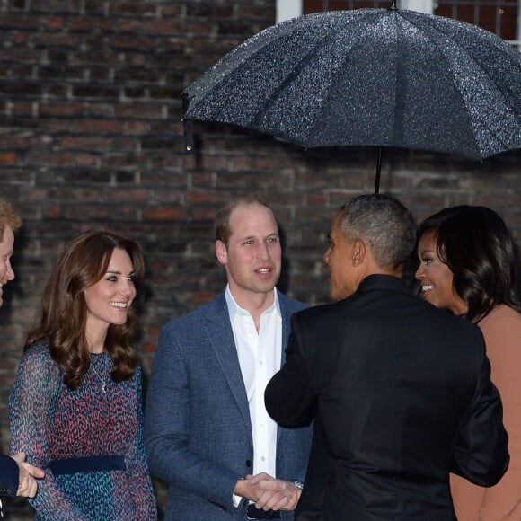 Le duc et la duchesse de Cambridge et le prince Harry accueillaient le 22 avril 2016 chez eux, au palais de Kensington, le président Barack Obama et sa femme Michelle pour un dîner privé. L'occasion pour le chef d'Etat américain de rencontrer le prince George de Cambridge.