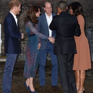 Le duc et la duchesse de Cambridge et le prince Harry accueillaient le 22 avril 2016 chez eux, au palais de Kensington, le président Barack Obama et sa femme Michelle pour un dîner privé. L'occasion pour le chef d'Etat américain de rencontrer le prince George de Cambridge.