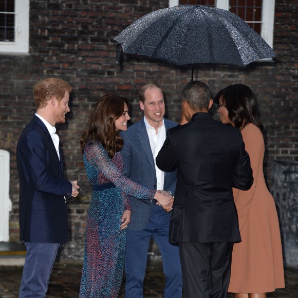 Le duc et la duchesse de Cambridge et le prince Harry accueillaient le 22 avril 2016 chez eux, au palais de Kensington, le président Barack Obama et sa femme Michelle pour un dîner privé. L'occasion pour le chef d'Etat américain de rencontrer le prince George de Cambridge.