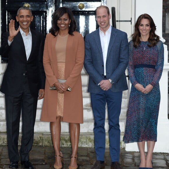 Le duc et la duchesse de Cambridge et le prince Harry accueillaient le 22 avril 2016 chez eux, au palais de Kensington, le président Barack Obama et sa femme Michelle pour un dîner privé. L'occasion pour le chef d'Etat américain de rencontrer le prince George de Cambridge.