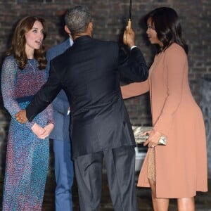 Le duc et la duchesse de Cambridge et le prince Harry accueillaient le 22 avril 2016 chez eux, au palais de Kensington, le président Barack Obama et sa femme Michelle pour un dîner privé. L'occasion pour le chef d'Etat américain de rencontrer le prince George de Cambridge.