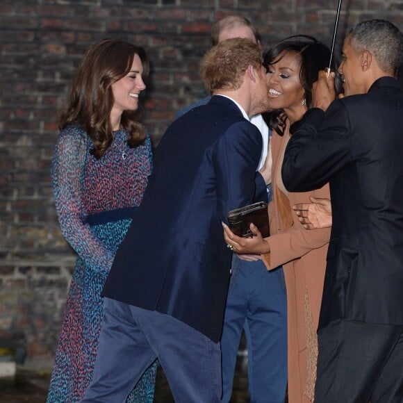 Le duc et la duchesse de Cambridge et le prince Harry accueillaient le 22 avril 2016 chez eux, au palais de Kensington, le président Barack Obama et sa femme Michelle pour un dîner privé. L'occasion pour le chef d'Etat américain de rencontrer le prince George de Cambridge.