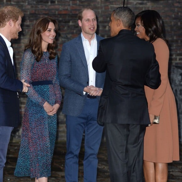 Le duc et la duchesse de Cambridge et le prince Harry accueillaient le 22 avril 2016 chez eux, au palais de Kensington, le président Barack Obama et sa femme Michelle pour un dîner privé. L'occasion pour le chef d'Etat américain de rencontrer le prince George de Cambridge.