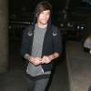Louis Tomlinson à L'aéroport Lax de Los Angeles le 17 Mars 2016. Sa compagne Danielle Campbell l'attend dans la voiture. Louis Tomlinson arriving at LAX airpot in Los Angeles, California on March 17, 2016. Louis' girlfriend was in the car waiting for him.17/03/2016 - Los Angeles